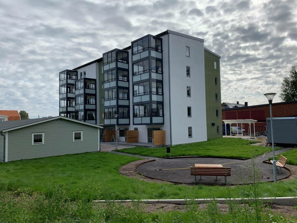 Lägenhetshus med balkonger