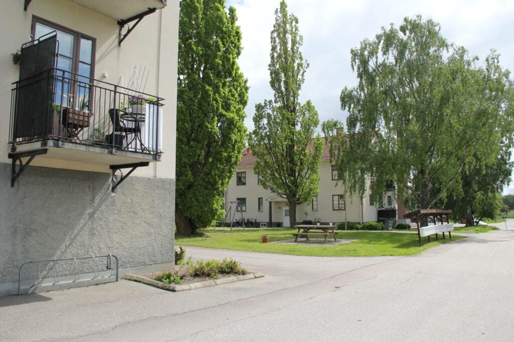 Lägenhetshus med balkong på