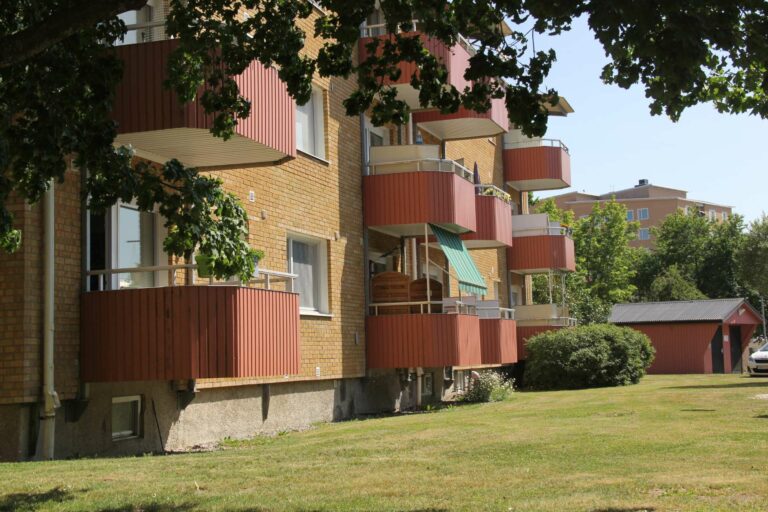 Balkonger på lägenhetshus i Hallstahammar centrum