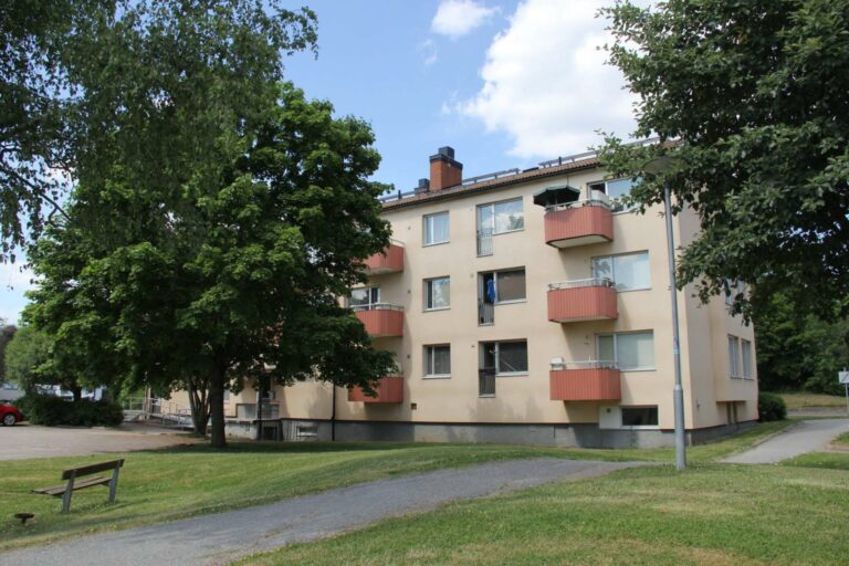 Lägenhetshus i Hallstahammar centrum med ett stort träd framför