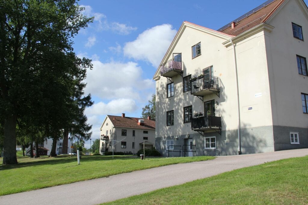 Vita lägenhetshus i Strömsholm