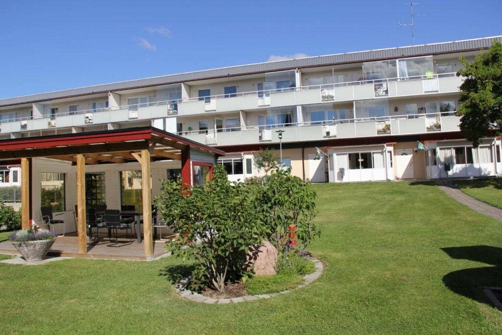 Grönyta med gemensamt uterum utanför lägenhetshus