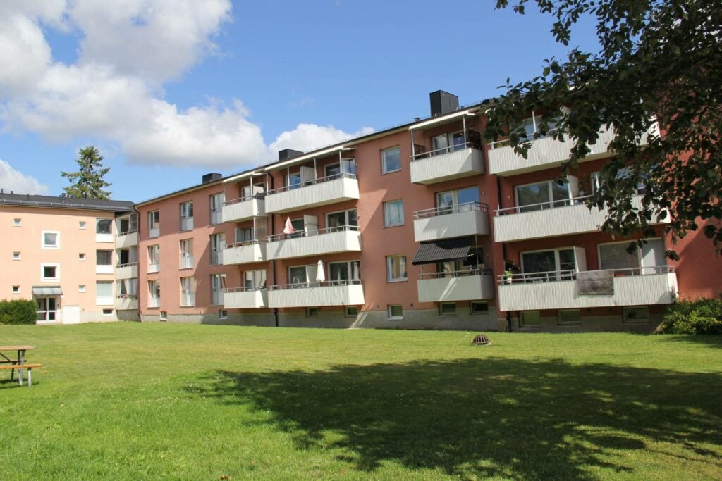 Innegård med grönyta och lägenhetshus