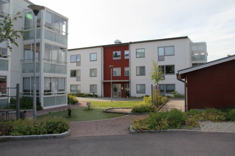 Två lägenhetshus bredvid varandra i Hallstahammar centrum