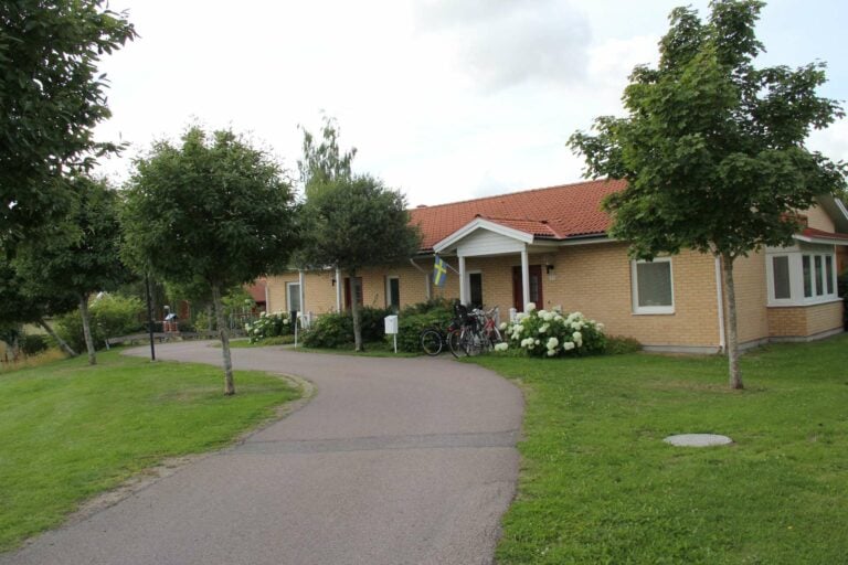 Gult radhus med cykelbana framför