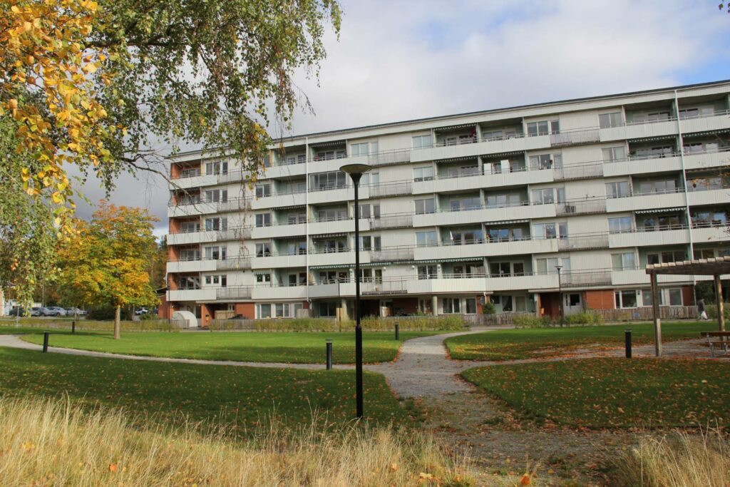 Gångbanor med lägenhetshus i bakgrunden