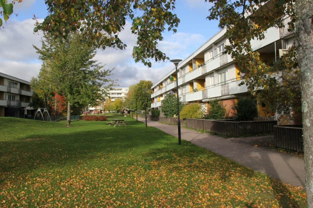 Stor innehård med gräsmatta mellan lägenhetshusen
