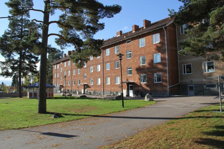 Ett lägenhetshus i området Fredhem i Hallstahammar