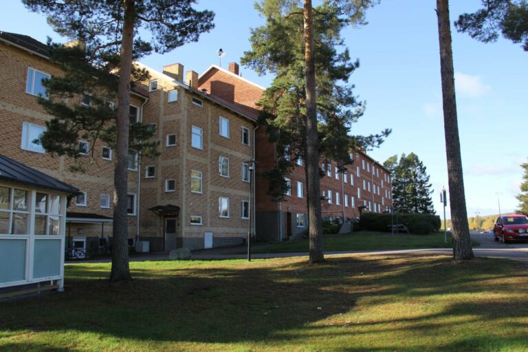 Två lägenhetshus i området Fredhem i Hallstahammar