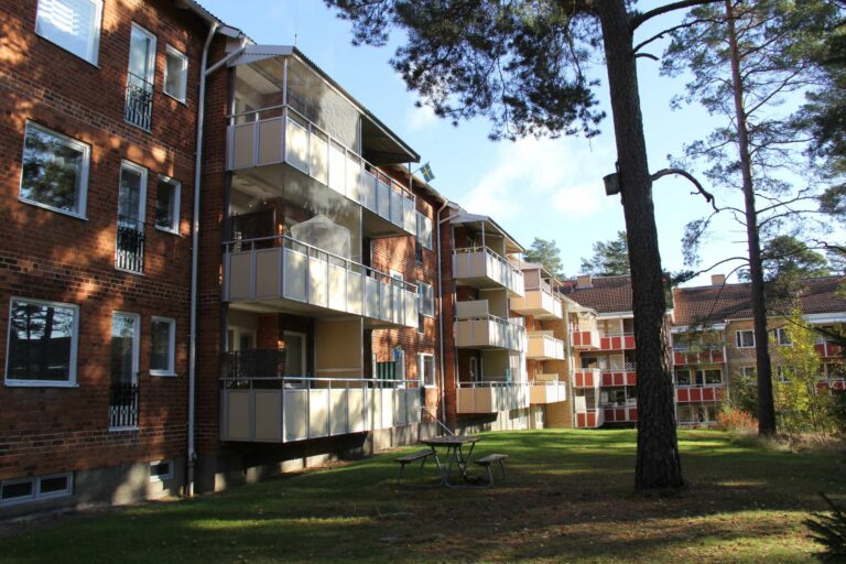 Flera stycken lägenhetshus i området Fredhem i Hallstahammar