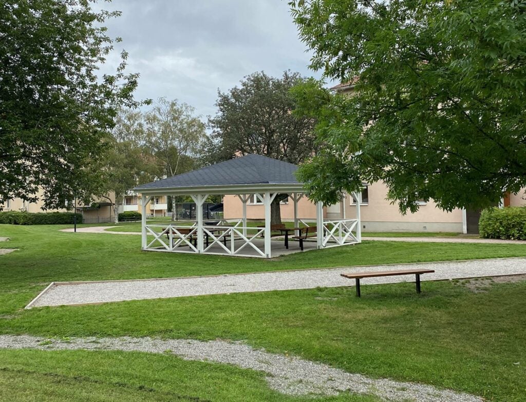 Grönyta med pergola