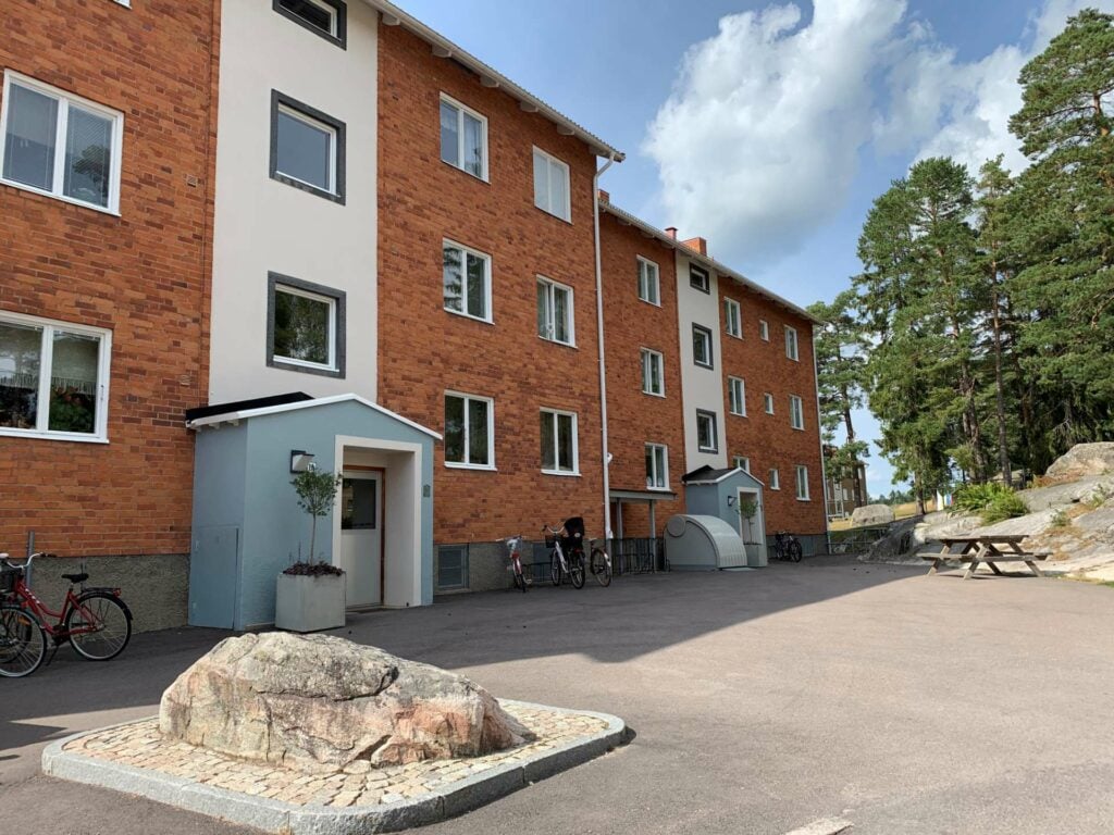 Ett lägenhetshus i området Fredhem i Hallstahammar
