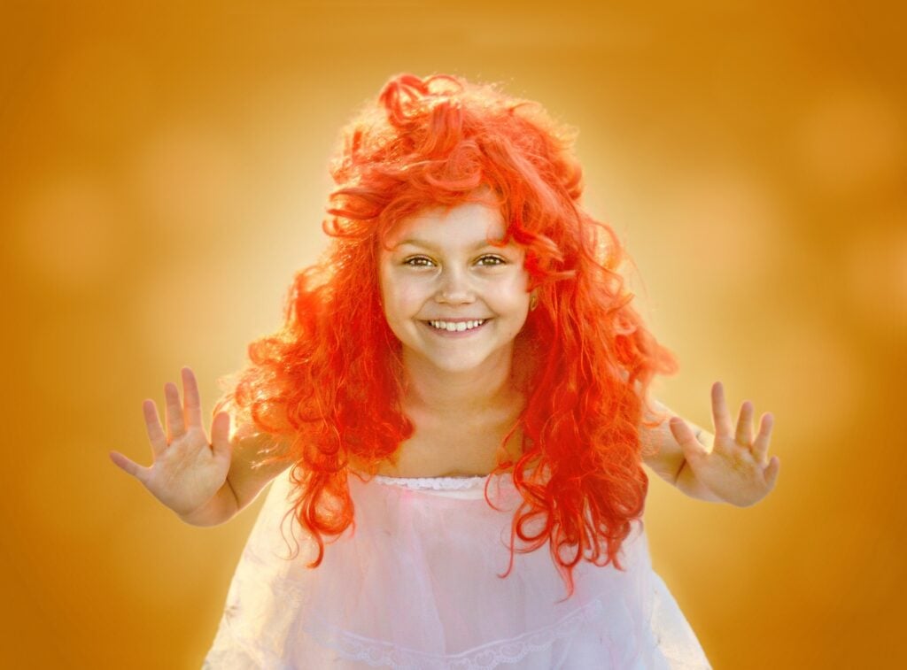 Glad flicka med orange hår