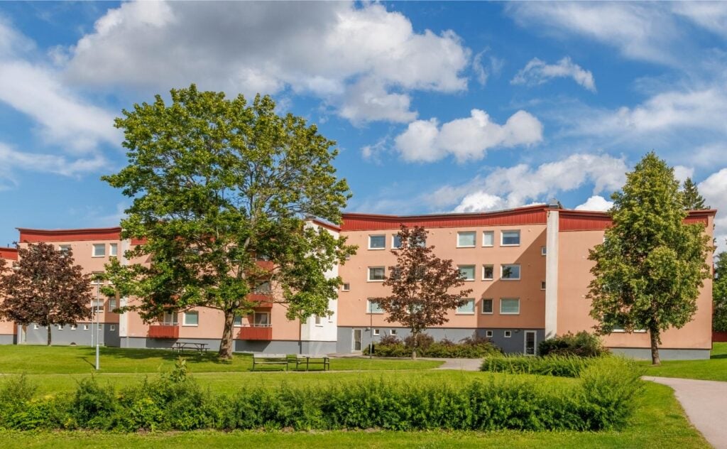 Hus träd himmel