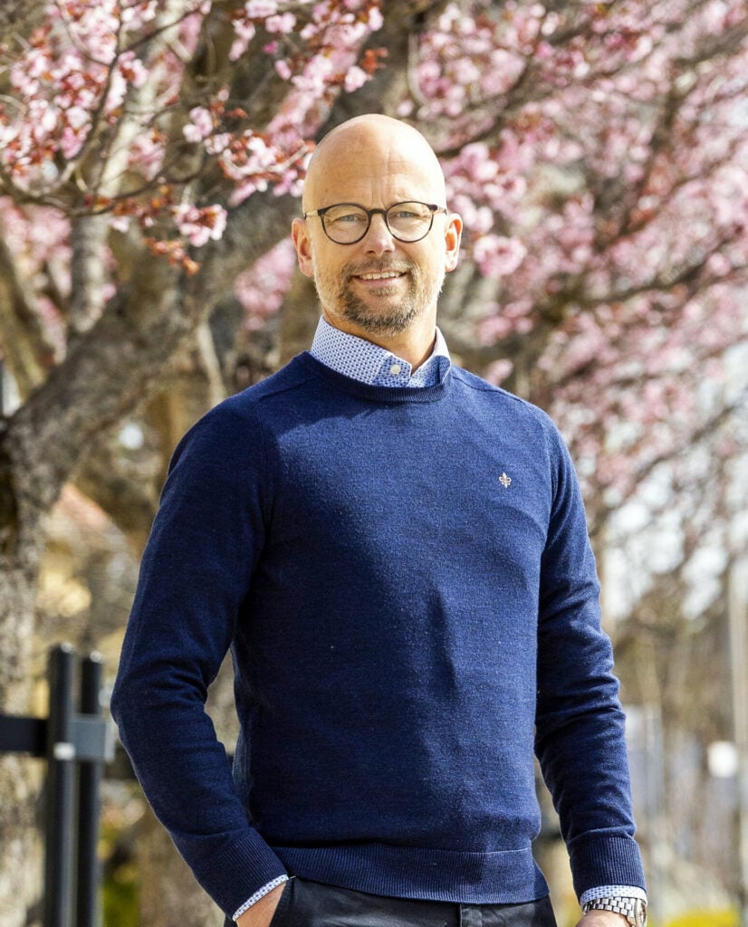 man blommande träd